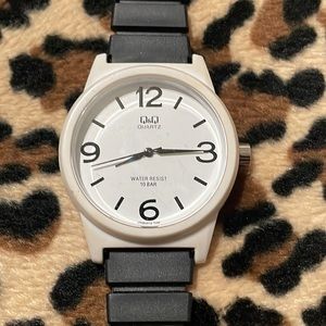 Q&Q Quartz Analog Display Wrist Watch Unisex Black White